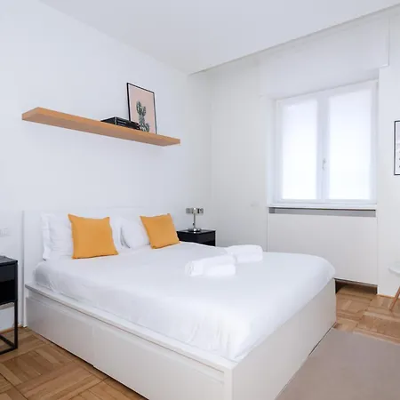 & Escape By Solutions * Como