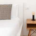 & Escape By Solutions * Como