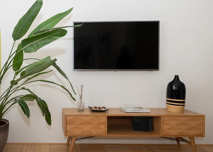 & Escape By Solutions * Côme